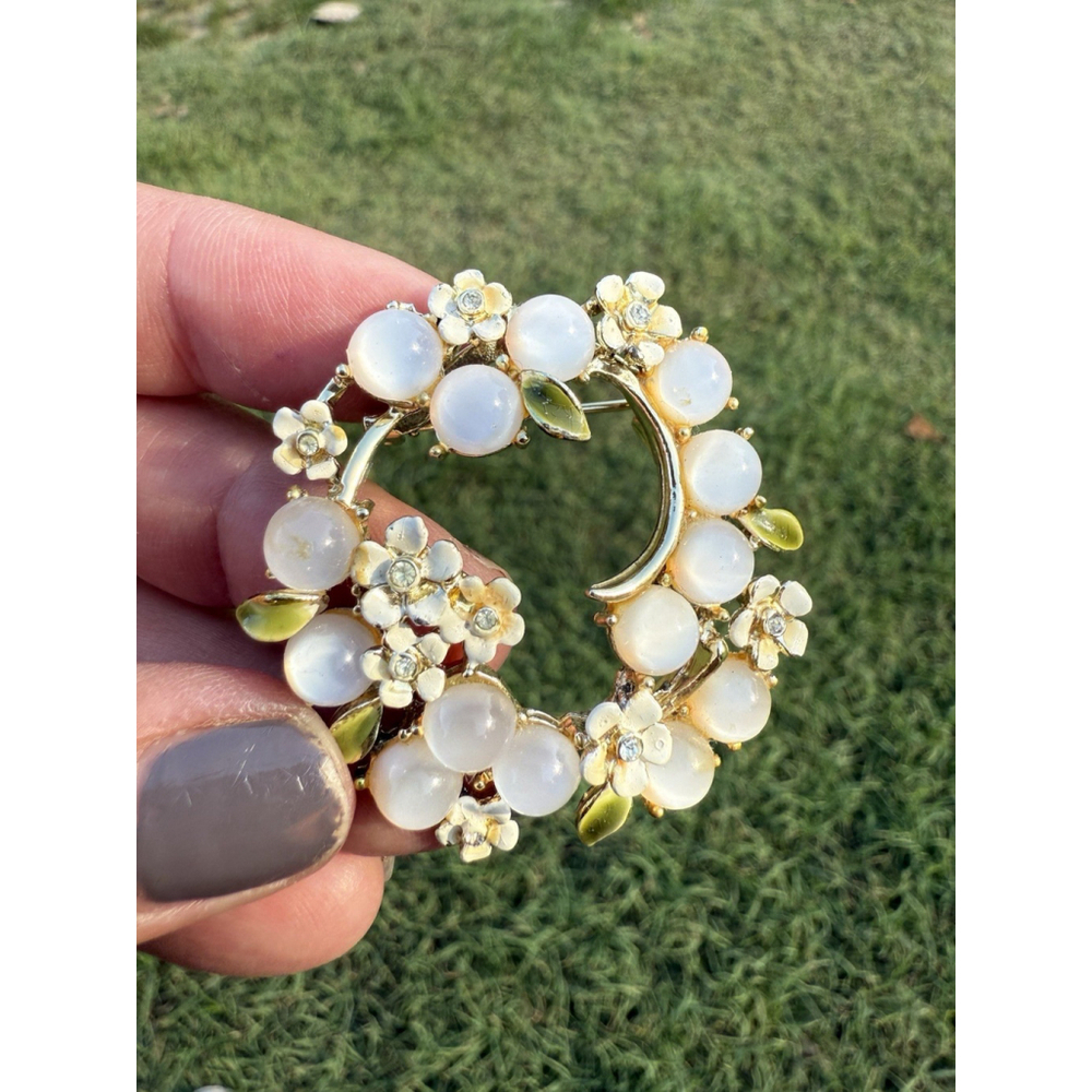 Vintage Brooch Pin with Daisy’s MOTHER OF PEARL Enamel Wreath Gold Tone Floral